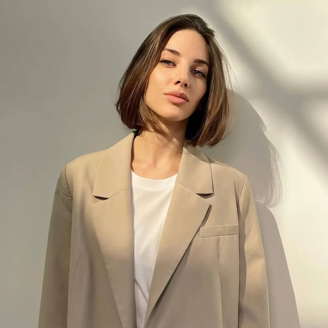 summer bob haircut 2026 Classic Blunt Bob with Warm Natural Shine