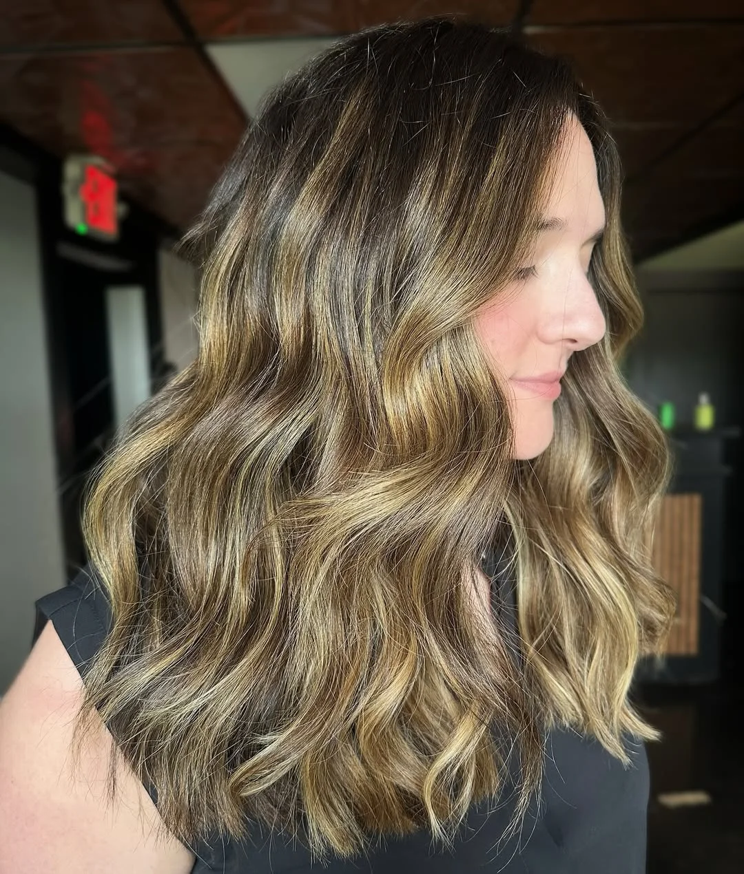 chic summer haircuts for thin fine hair 2026 Soft Bronde Waves with Seamless Dimension