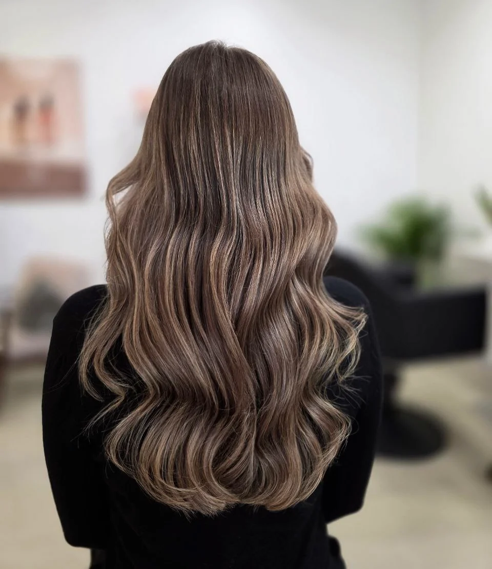 feathered summer haircuts for long hair 2026 Cool-Toned Dimensional Waves with Seamless Layers