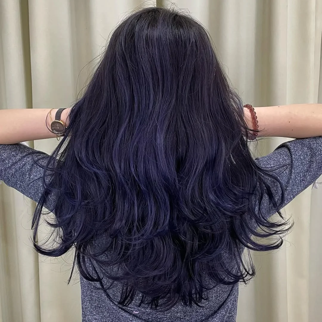 flattering summer hairstyles ideas 2026 Midnight Layered Length with Feathered Ends