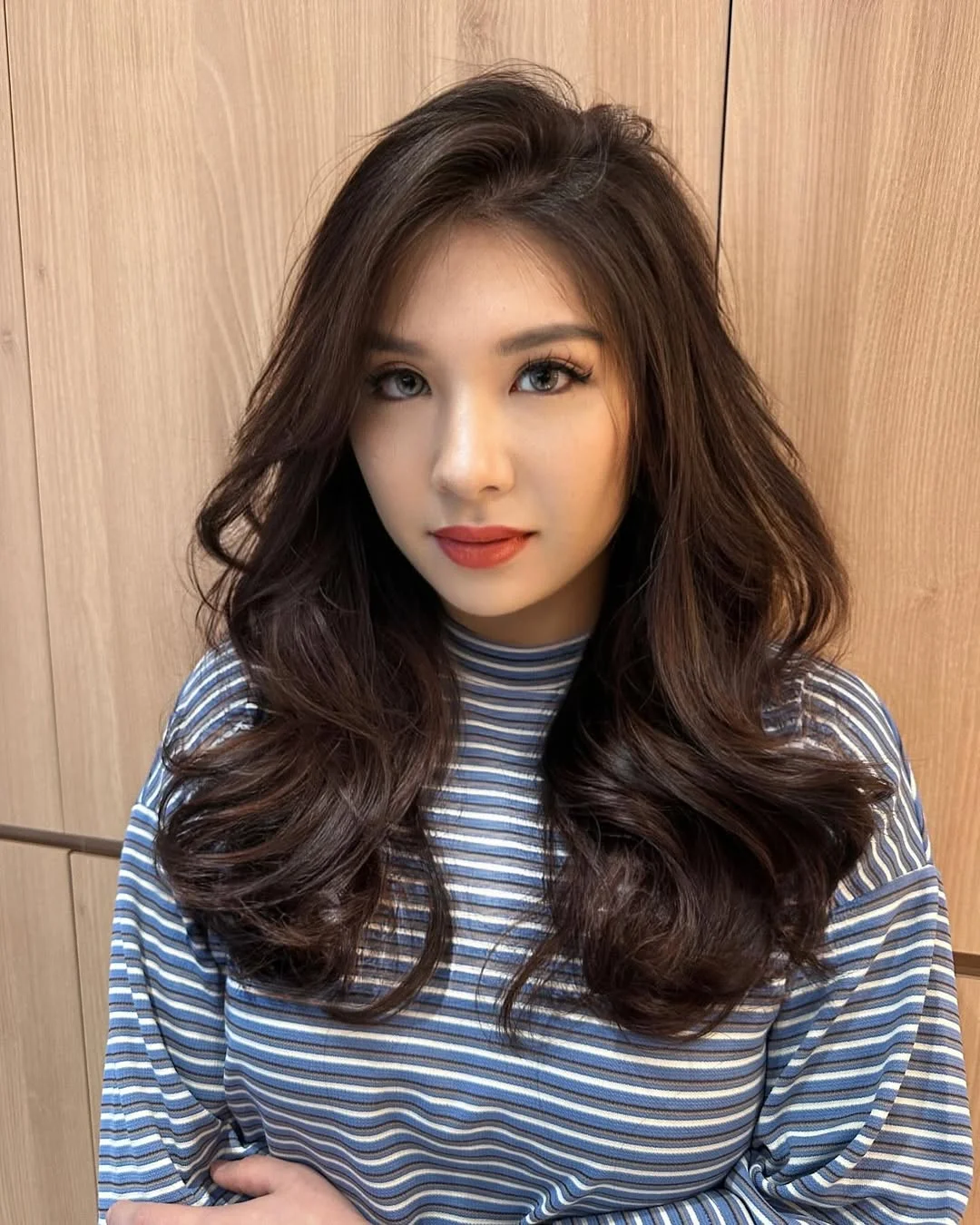 flattering summer hairstyles ideas 2026 Soft Glam Waves with Polished Volume