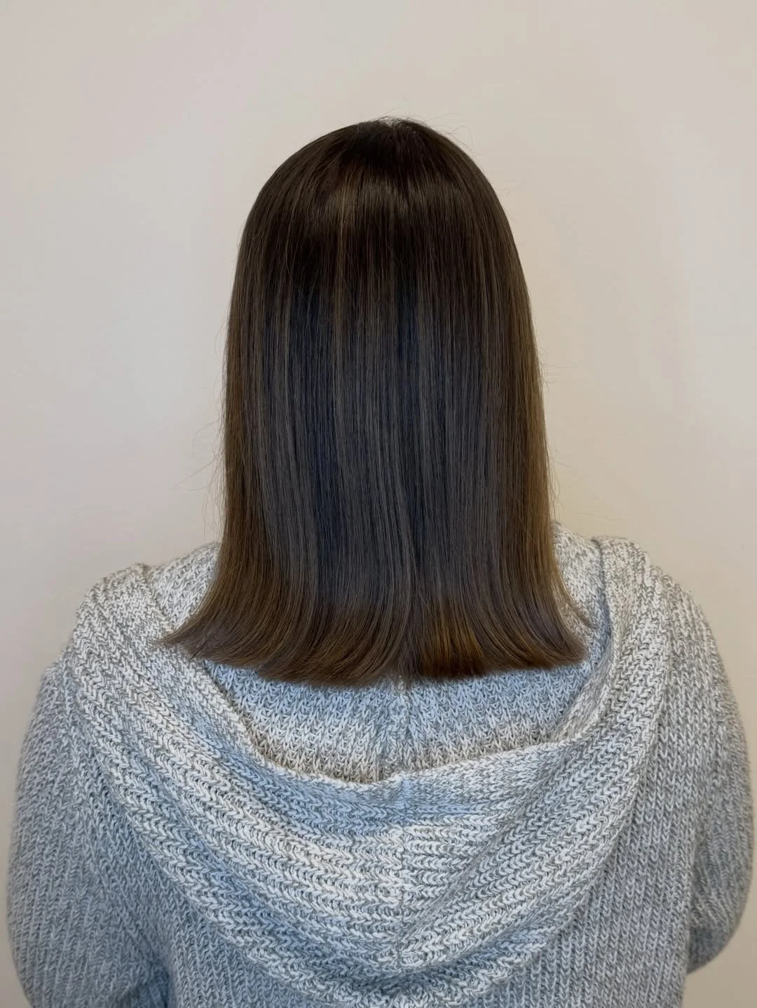 low lift summer mushroom brown hair color 2026 Blunt Mushroom Brown Lob with Clean Solid Finish