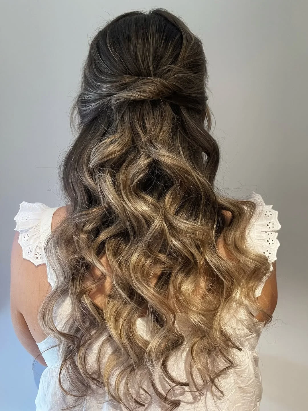 boho summer wavy hairstyle 2026 Golden Beige Waves with Soft Ribbon Like Half Up Structure