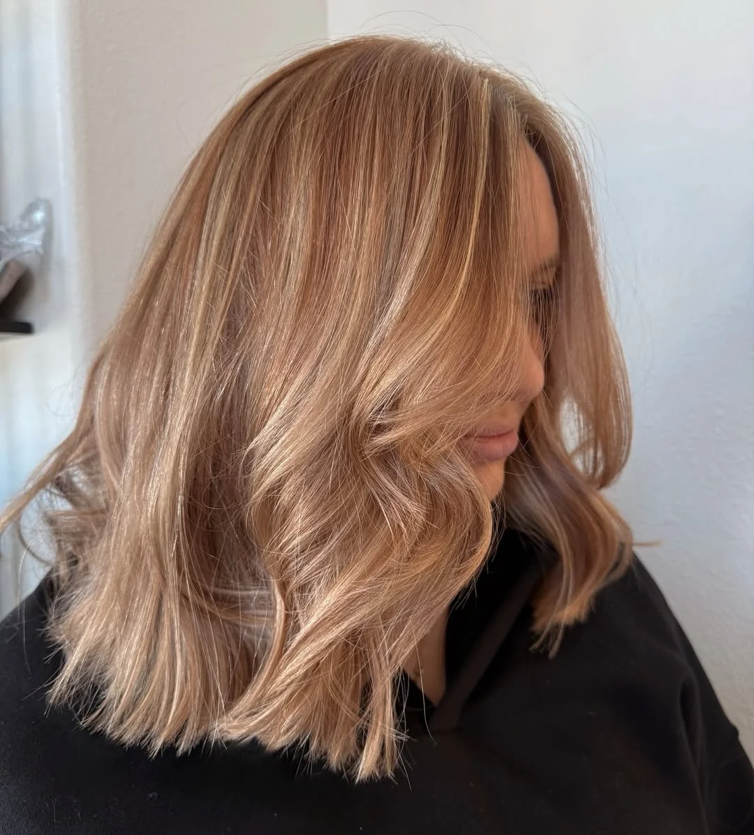 bright summer apricot blonde hair color 2026 Soft Beige Apricot Lob with Airy Summer Texture