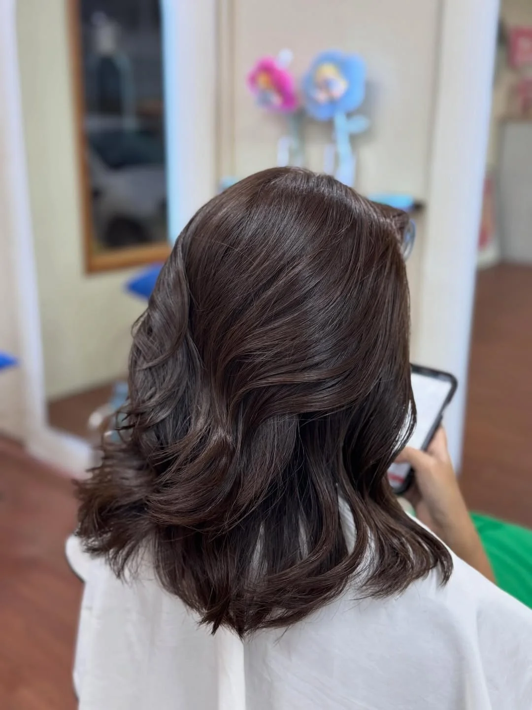 effortless summer haircuts for fuller faces 2026 Chocolate Brown Layers With Relaxed Summer Bounce