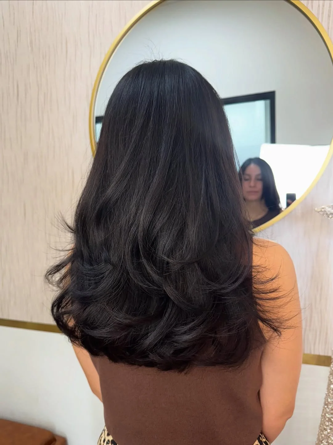 effortless summer haircuts for fuller faces 2026 Glossy Midnight Layers With Curved Ends