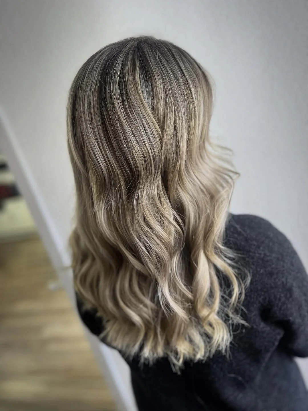 effortless summer haircuts for fuller faces 2026 Cool Beige Blonde Waves With Soft Dimension