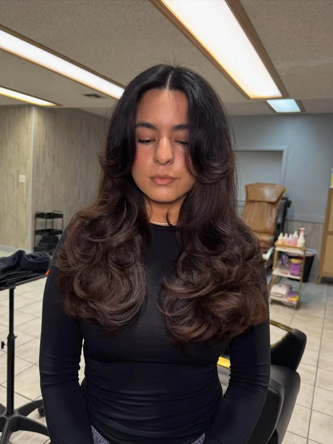effortless summer haircuts for fuller faces 2026 Voluminous Chocolate Waves With Rounded Layers