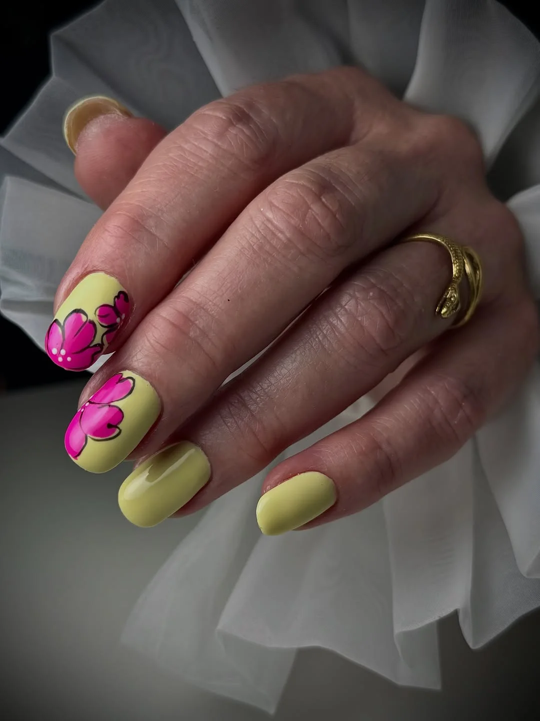 funky summer nails 2026 Butter Yellow Blooms with Retro Spirit