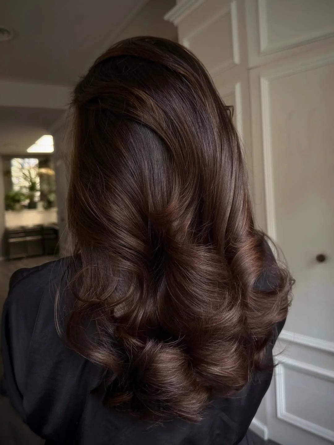 glossy summer hair color for brown skin 2026 Deep Mocha Glam Waves With Reflective Brunette Shine