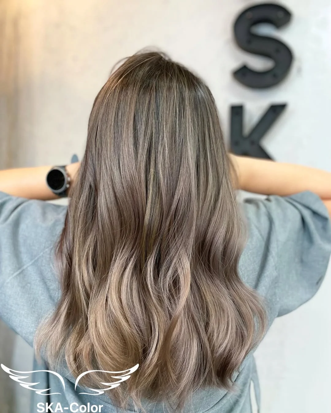 lived-in summer ash brown hair color 2026 Milk Tea Ash Brown Melt With Beige Ends