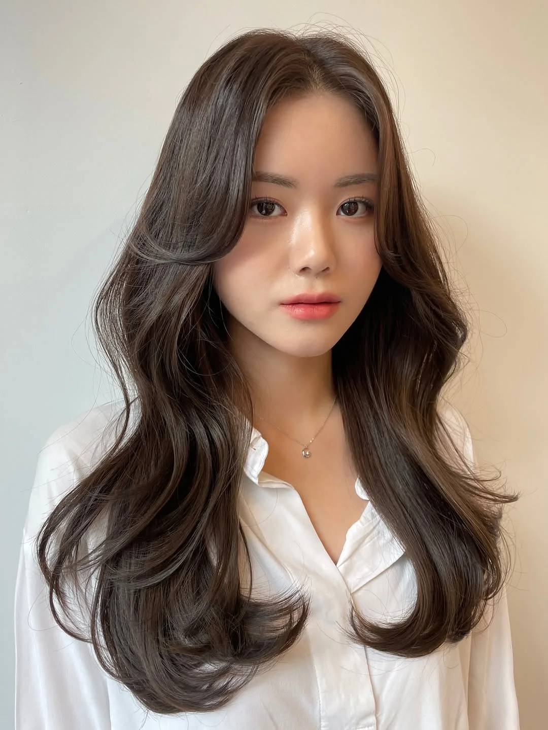 salon summer haircuts for medium hair 2026 Glossy Brunette Blowout with Sculpted Layers
