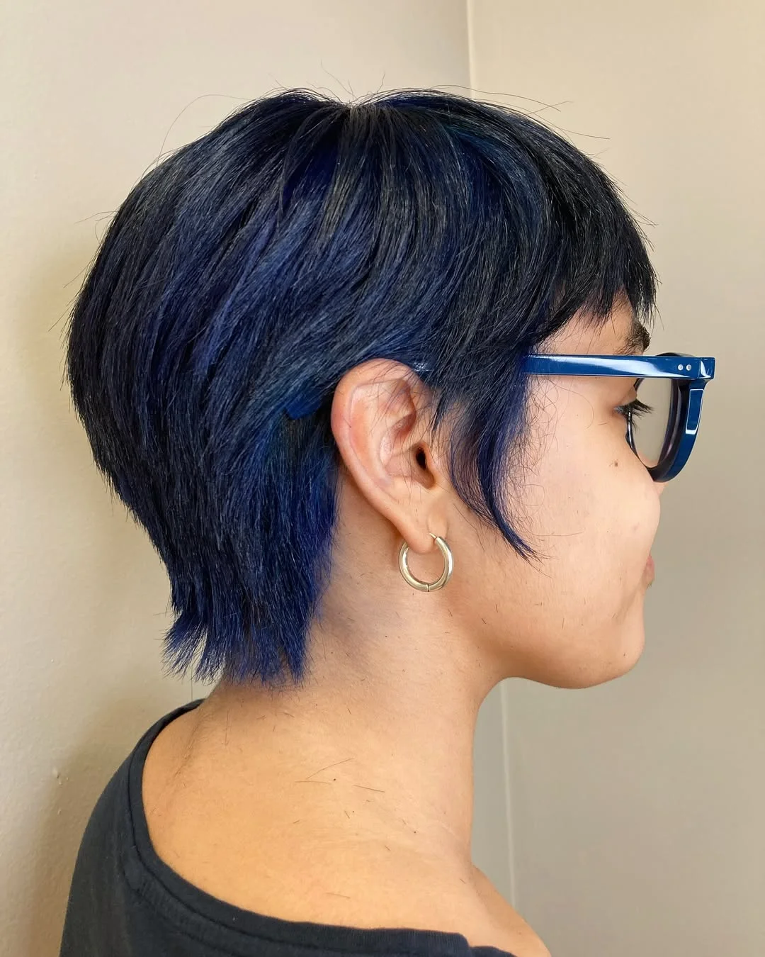 salon summer pixie haircuts 2026 Midnight Blue Pixie Mullet With Graphic Shine