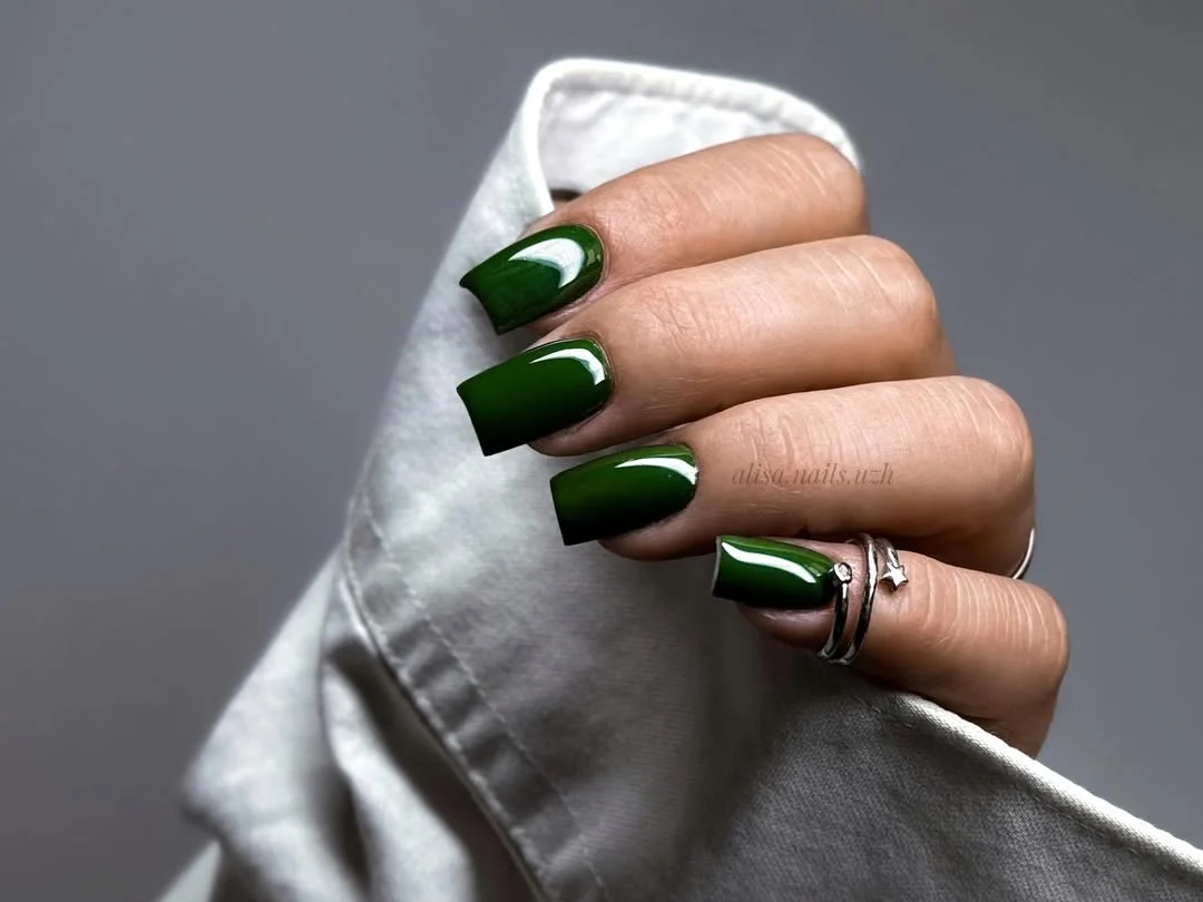 short gel nails summer 2026 Deep Emerald Gloss Nails With a Luxe Glass Effect