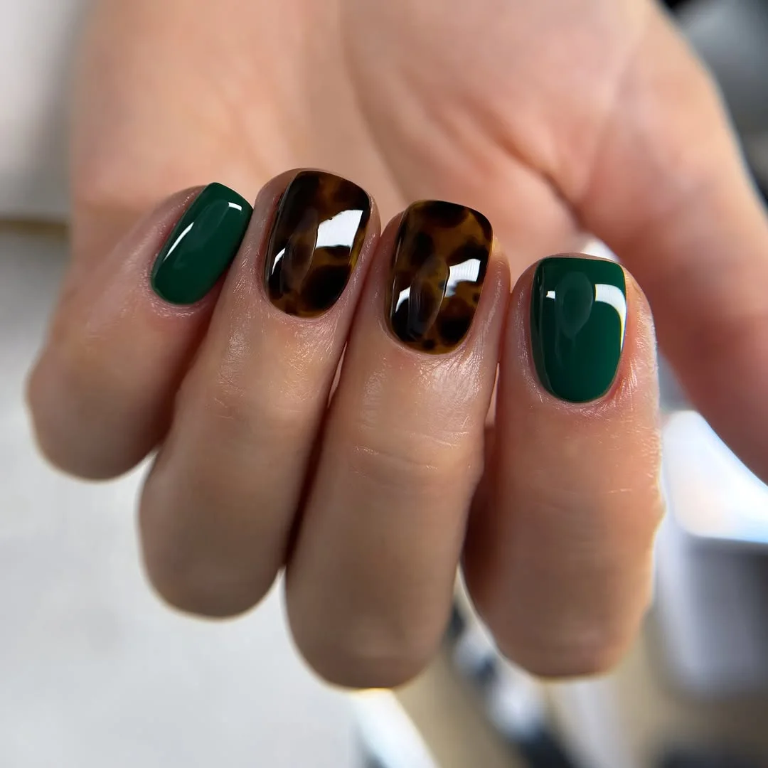 short squoval nails design 2026 Deep Green and Tortoiseshell Nailart with Autumn Luxury