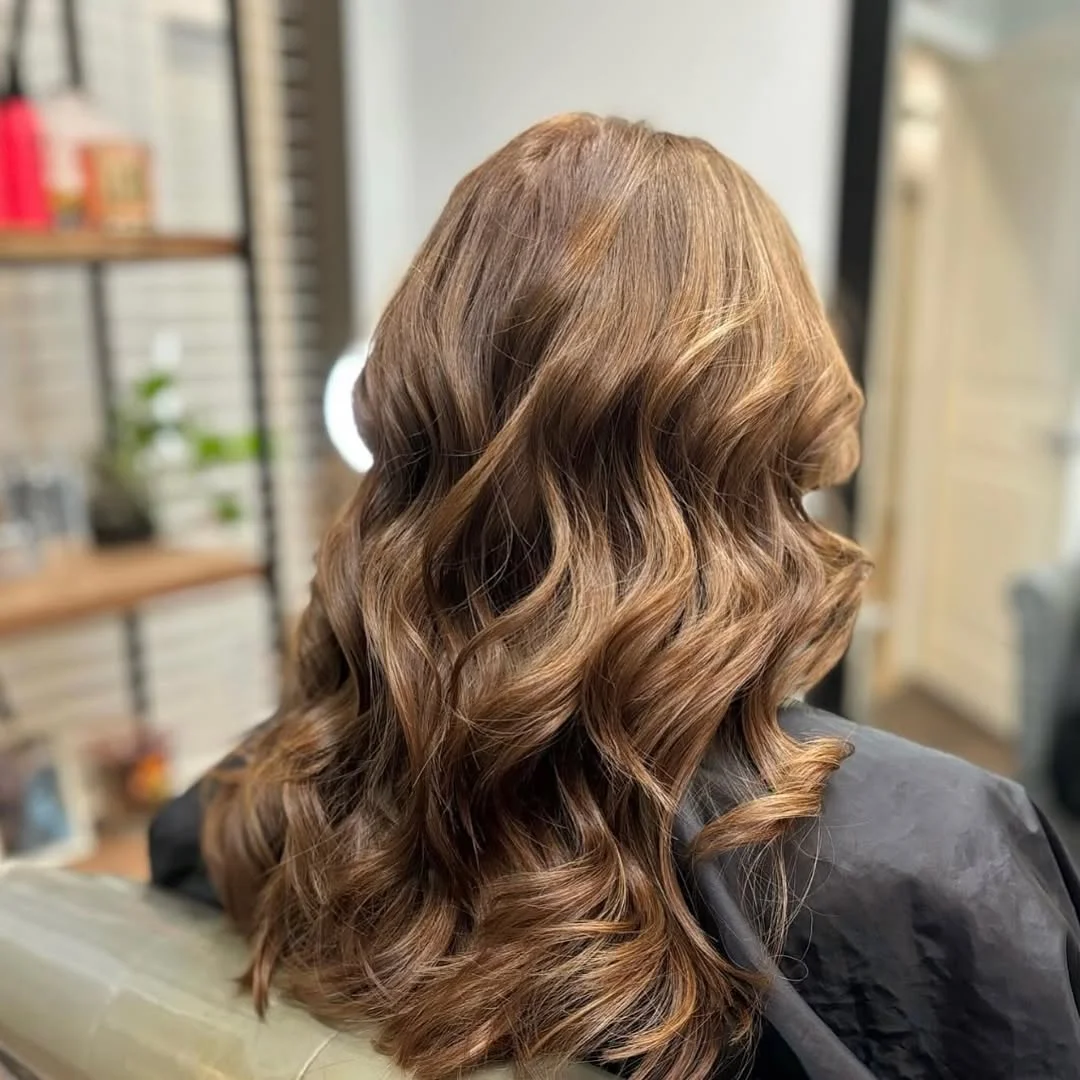 stylish summer haircuts for plus size women 2026 Glossy chocolate waves with soft summer movement