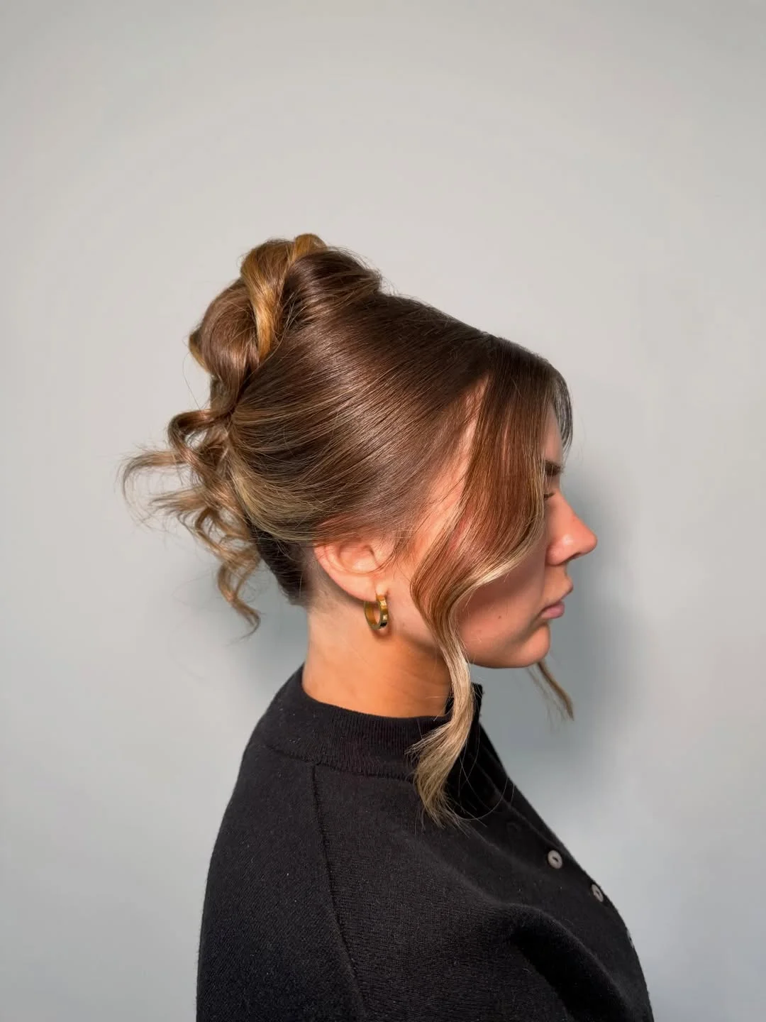 stylish summer updo hairstyles 2026 Soft Textured Bun With Loose Summer Waves