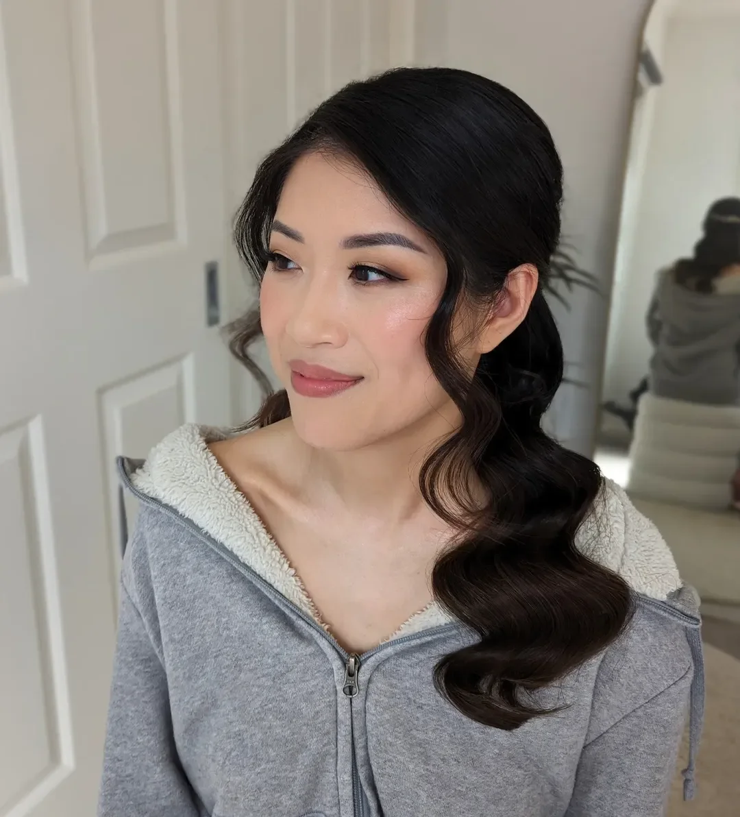 stylish summer wedding guest hairstyles 2026 Side-Swept Hollywood Waves for Warm Summer Nights