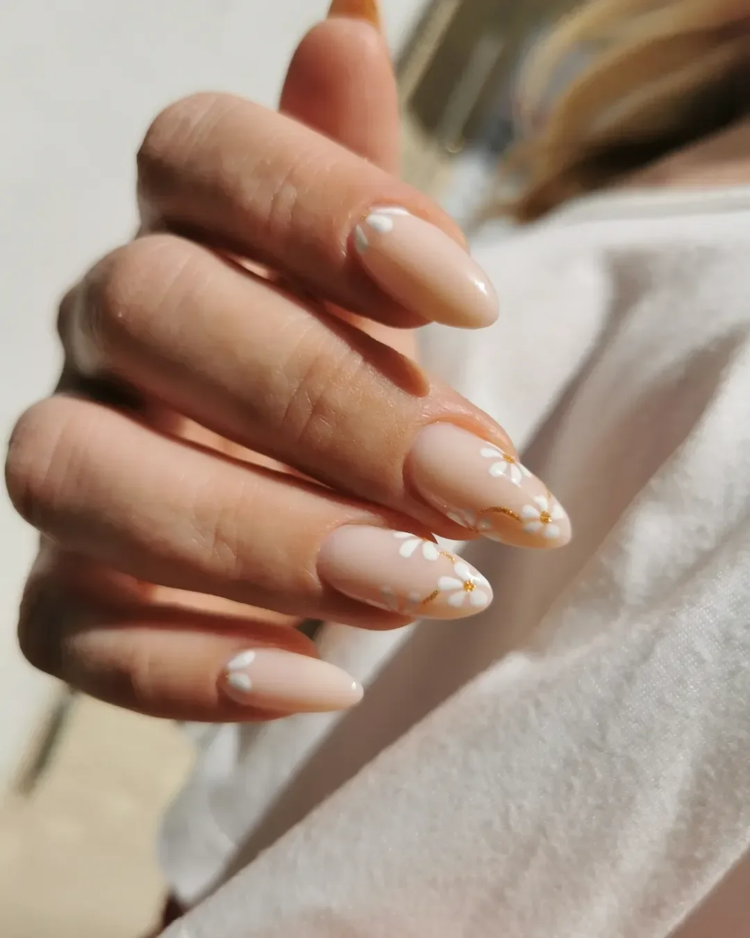 summer flower nails 2026 Soft Daisy Veil Nails With Glossy Nude Shine