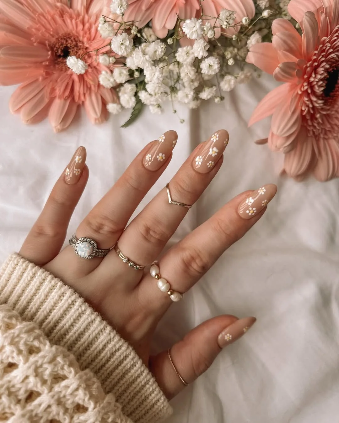 summer flower nails 2026 Soft Nude Daisy Nails For Quiet Luxury Summer Style