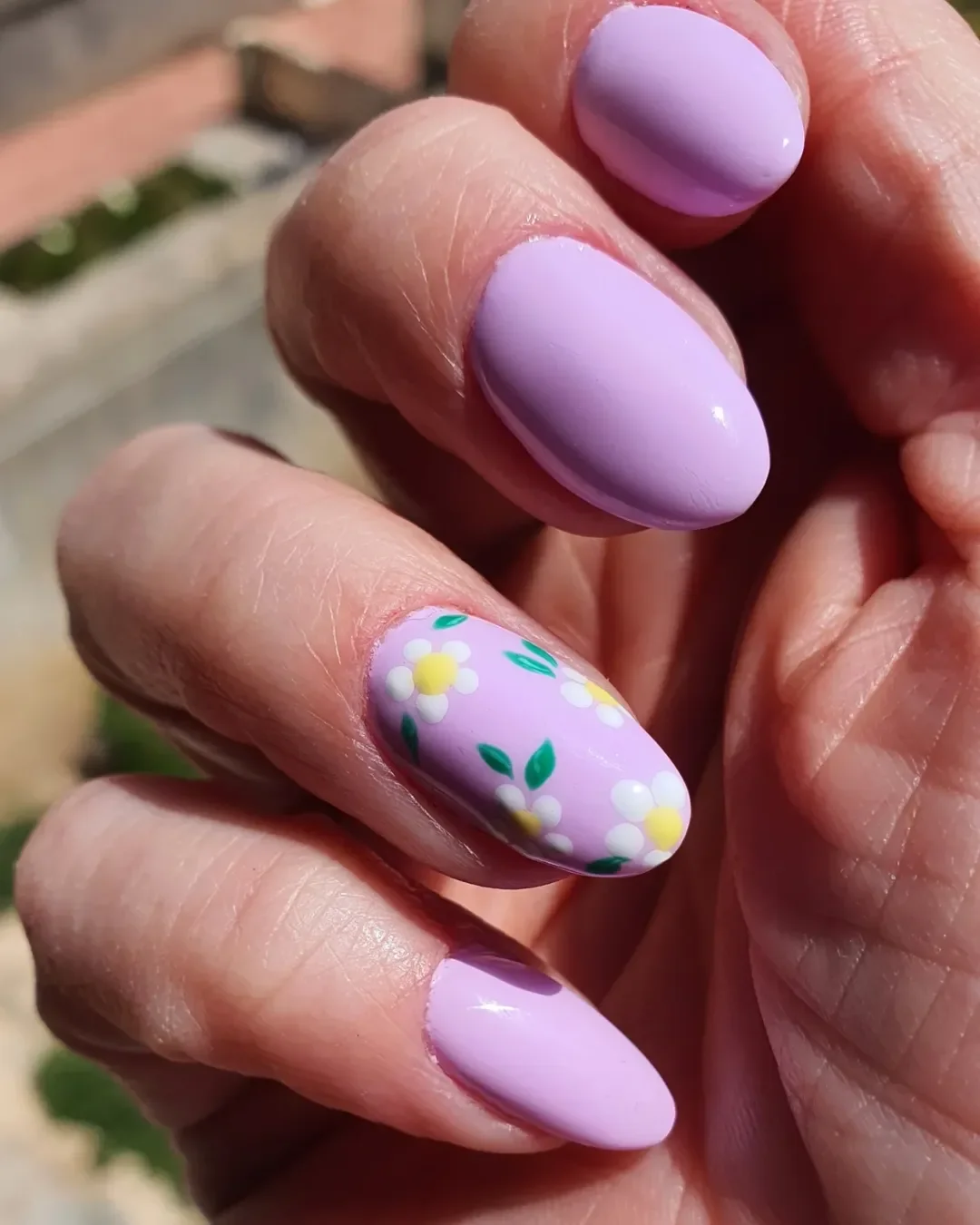 summer flower nails 2026 Lavender Daisy Nails With Soft Retro Energy