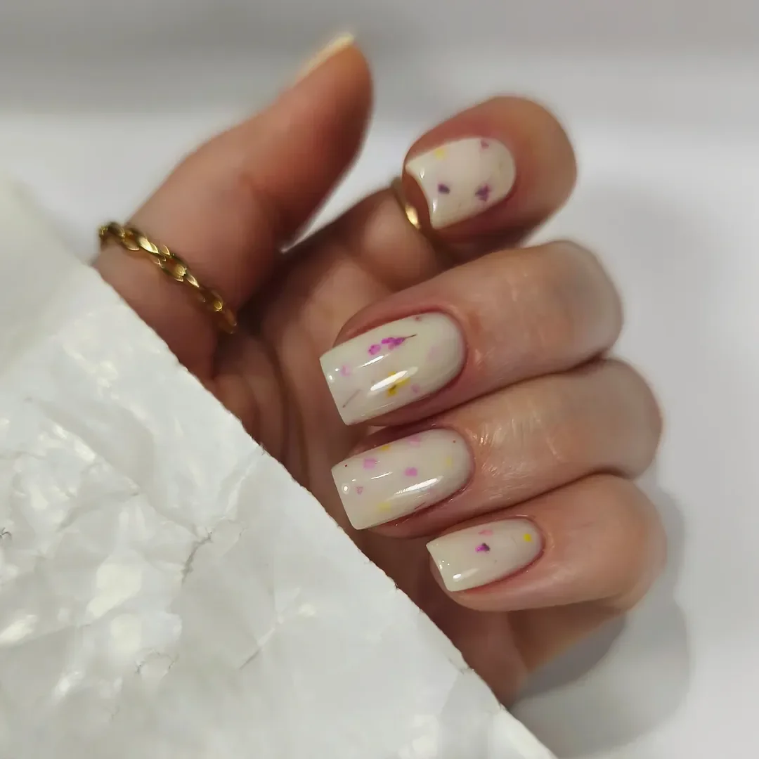 Summer mid nails ideas 2026 Confetti Cream Summer Minimalism