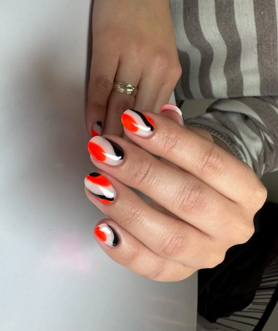 Summer nails for every day 2026 Neon Waves with Graphic Contrast