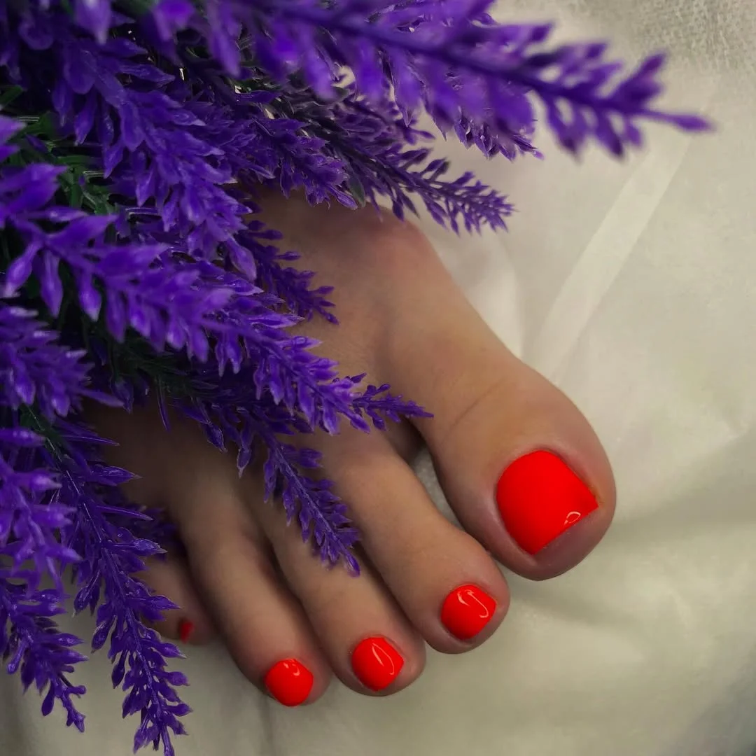 summer toes colors 2026 Electric Coral Toes That Practically Glow in Summer Sunlight