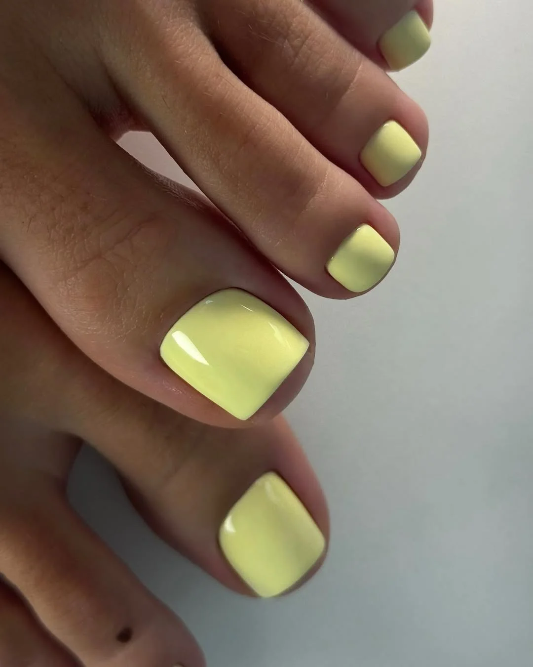 summer toes colors 2026 Soft Butter Yellow Toes That Glow Against Summer Skin